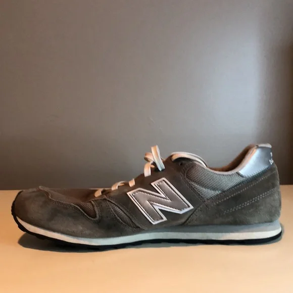 New Balance Gray Sneakers Shoes - Picture 3 of 14